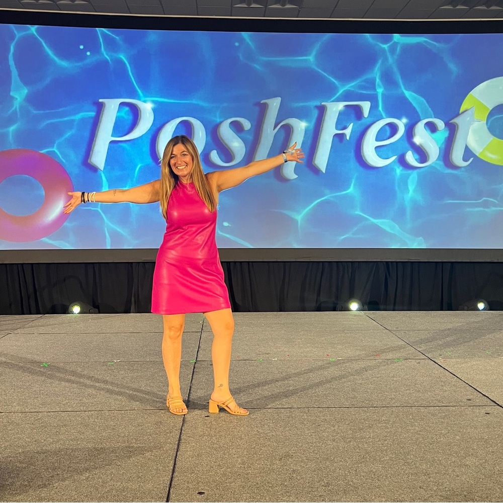 I’m Courtney, full time reseller, shows every Wednesday and Sunday! Come Visit!